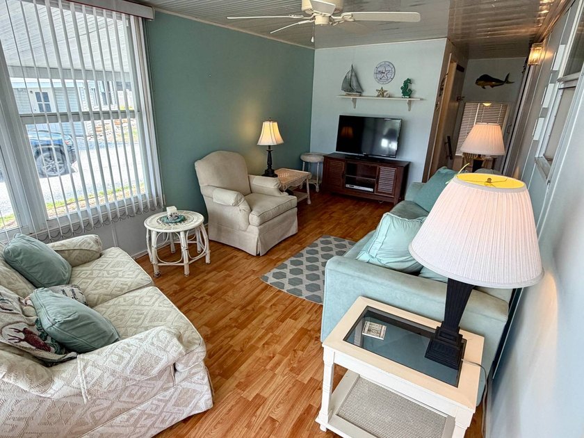Welcome to this well-maintained 1996 Skyline single-wide home - photo 5
