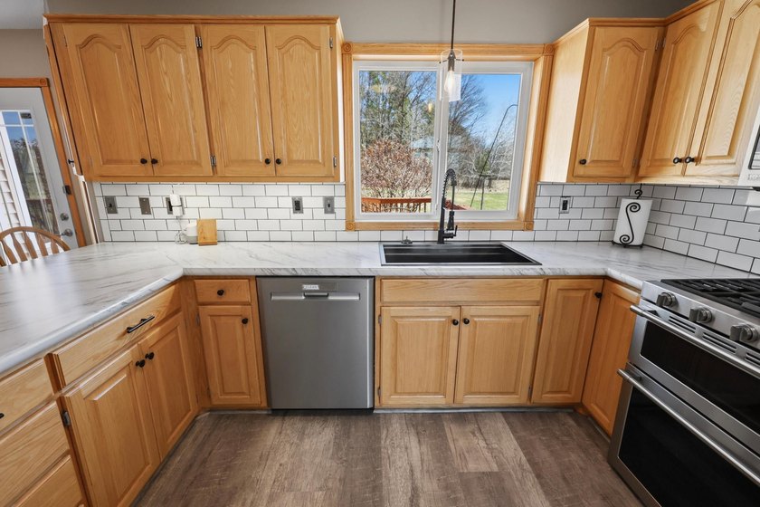 Private 10-acre country property featuring a 4 bed, 4 bath home - photo 12