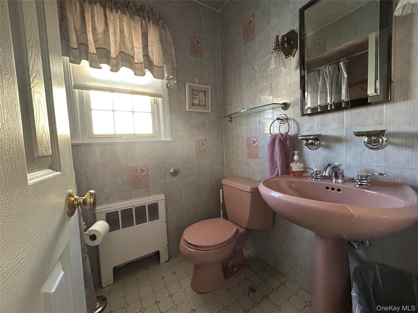 Beautifully maintained custom built expanded ranch with 2 car - photo 15