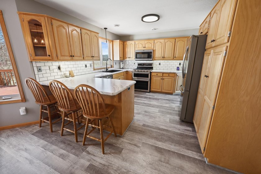 Private 10-acre country property featuring a 4 bed, 4 bath home - photo 15