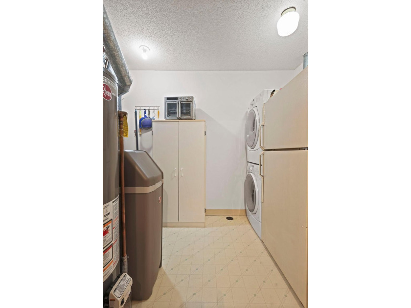 Welcome to easy, single-level living in this beautifully updated - photo 19