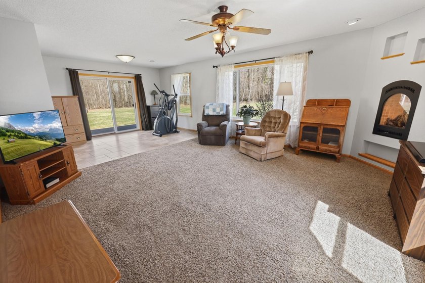 Private 10-acre country property featuring a 4 bed, 4 bath home - photo 25