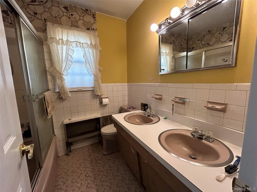Beautifully maintained custom built expanded ranch with 2 car - photo 27