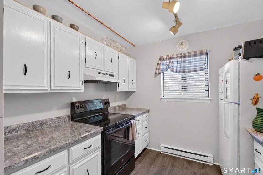 Welcome to this beautifully one-bedroom, one-bath corner unit - photo 7