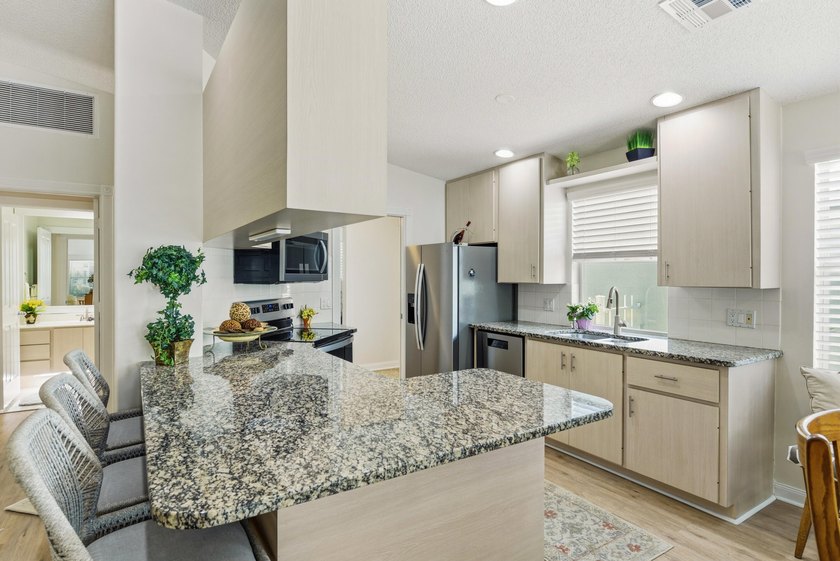 Beautifully updated and impeccably maintained 2-bedroom, 2-bath - photo 11
