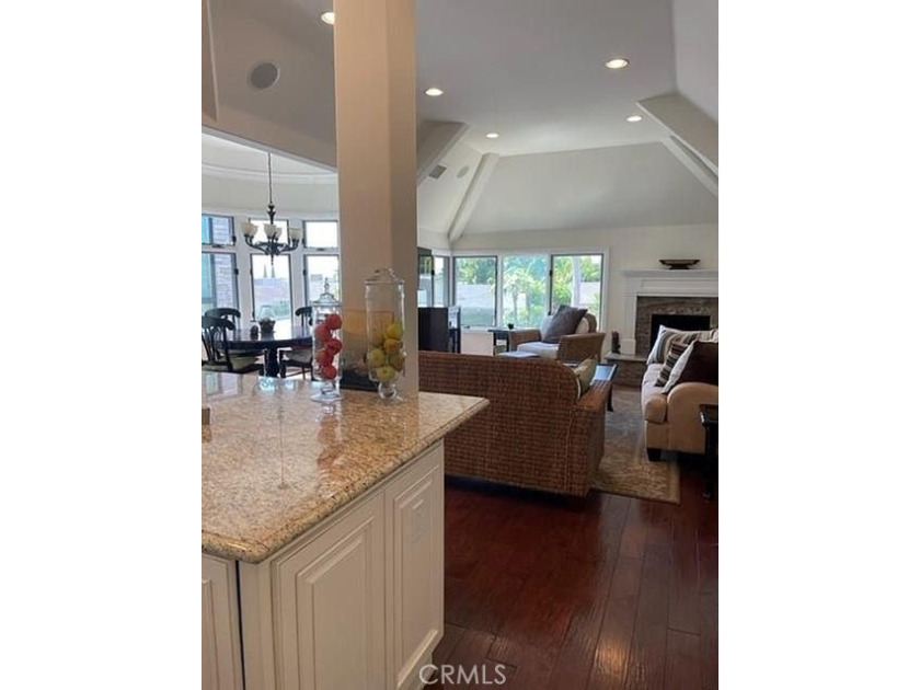 Elegant European style Custom upfront home Understated elegance - photo 15
