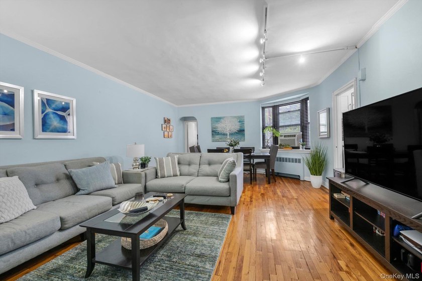 Beautiful 1 Bedroom 1 Bath in the Heart of Great Neck with newly - photo 4