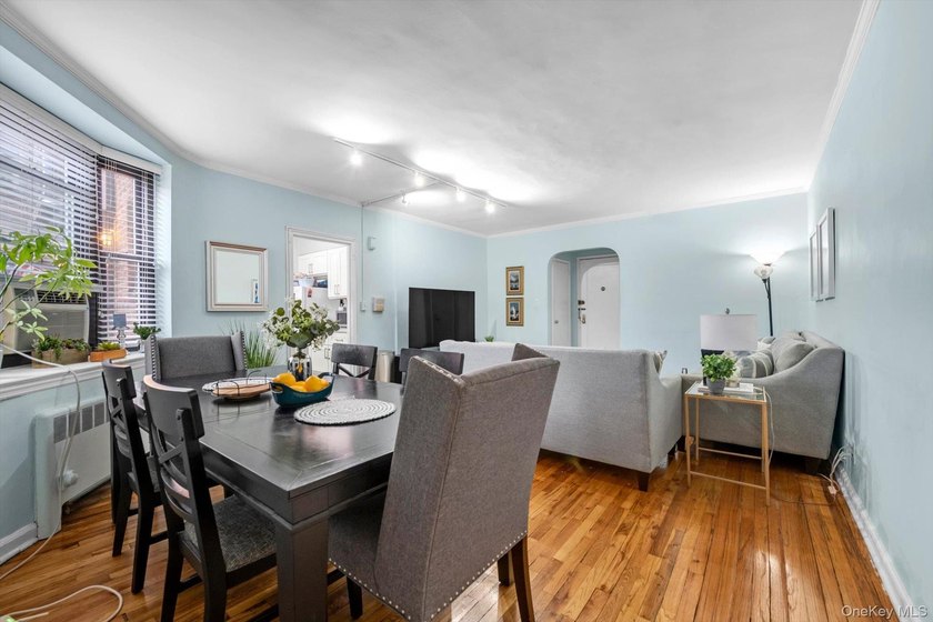 Beautiful 1 Bedroom 1 Bath in the Heart of Great Neck with newly - photo 5