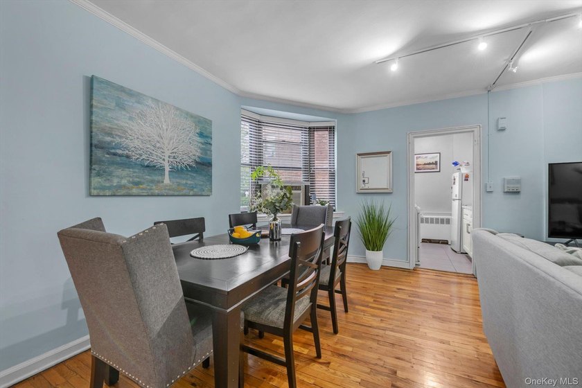 Beautiful 1 Bedroom 1 Bath in the Heart of Great Neck with newly - photo 7