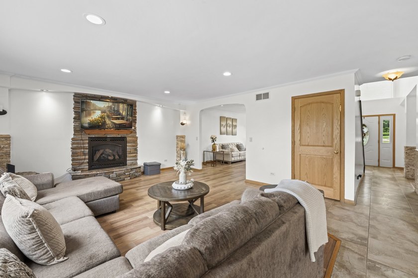 Luxury Living with Spectacular Golf Course Views! Welcome to - photo 18