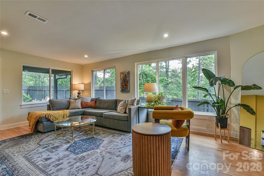 Welcome to this exceptional 5-bedroom, 4-bathroom home located - photo 9