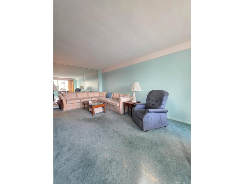 MOTIVATED SELLER! In the desirable area of Bay Terrace, this - photo 3