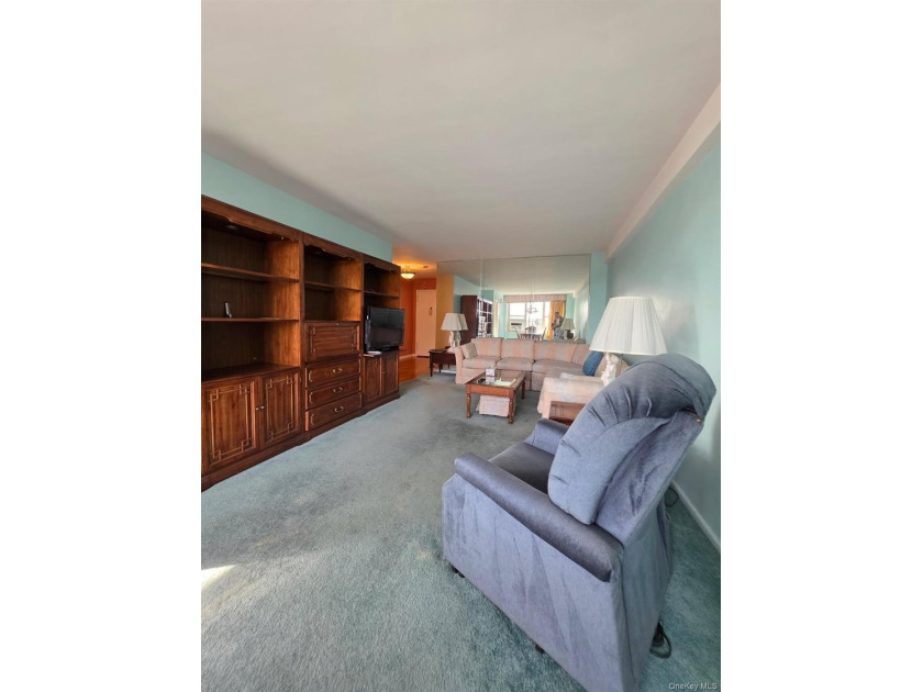 MOTIVATED SELLER! In the desirable area of Bay Terrace, this - photo 4