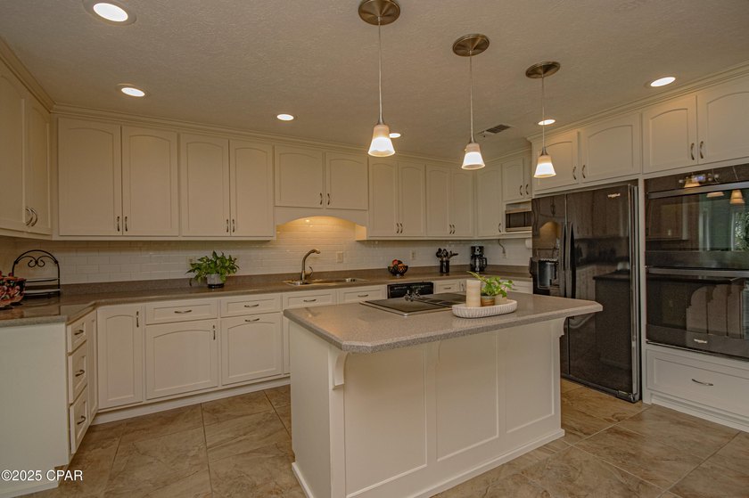 Welcome to 808 Plantation Drive, a stunning blend of plantation - photo 17