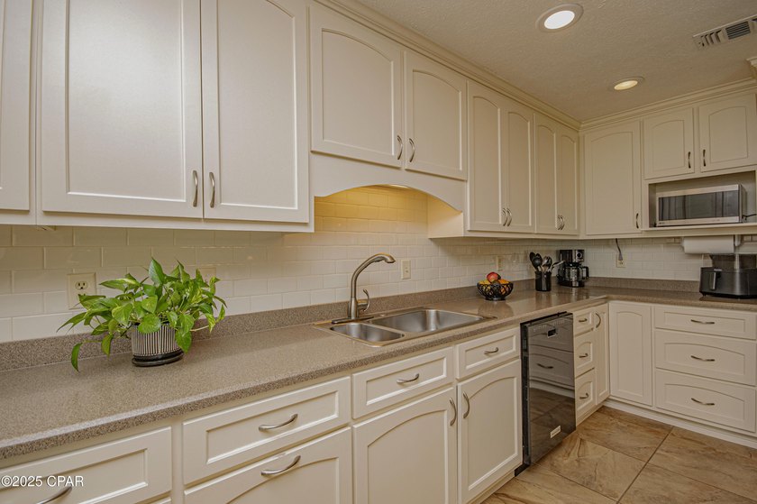 Welcome to 808 Plantation Drive, a stunning blend of plantation - photo 18