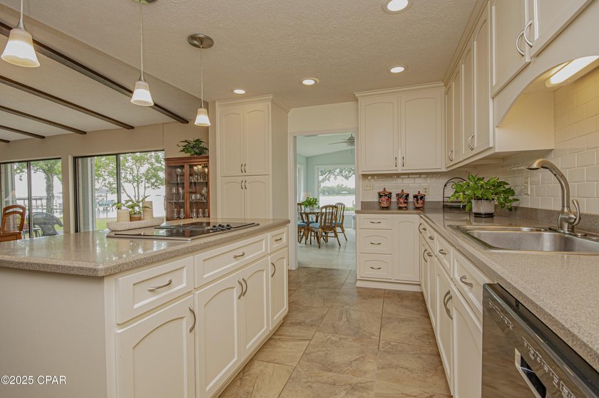 Welcome to 808 Plantation Drive, a stunning blend of plantation - photo 19