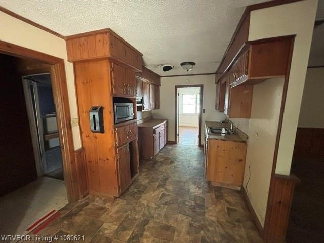 Nice tree shaded lot, oversized home offering living room and - photo 4
