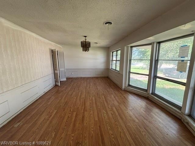 Nice tree shaded lot, oversized home offering living room and - photo 5