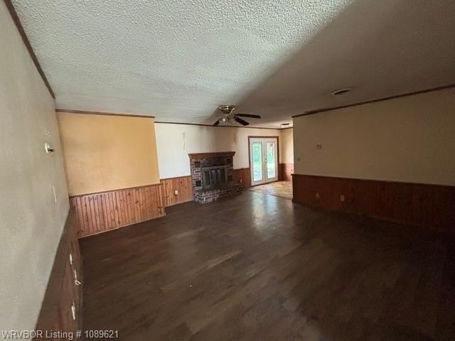 Nice tree shaded lot, oversized home offering living room and - photo 6