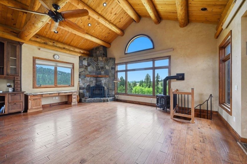 Listed by Jeff Lawler &amp; Lori Barnett at Engel &amp; Volkers Black - photo 6