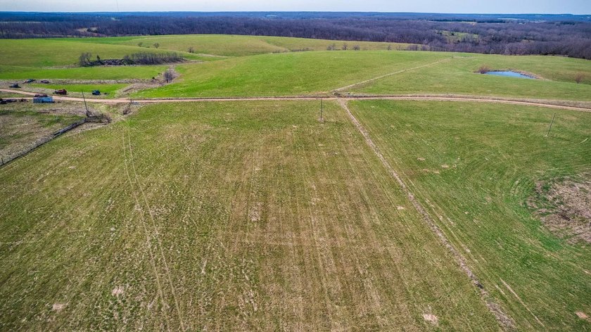 The Davis Ranch is a 401+/--acre cattle ranch that offers a - photo 31