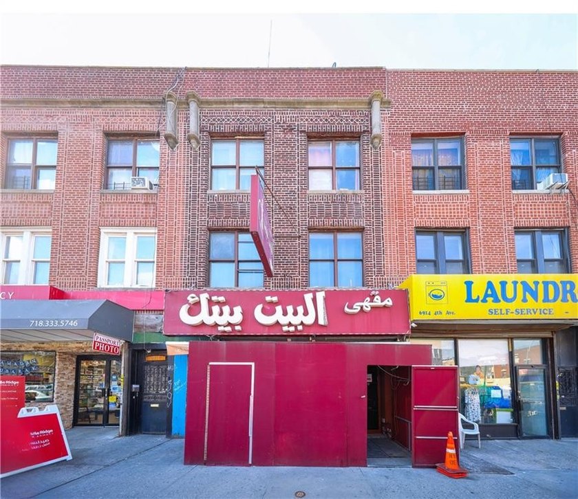 Great news for investors! Presenting a mixed-use building with - photo 2