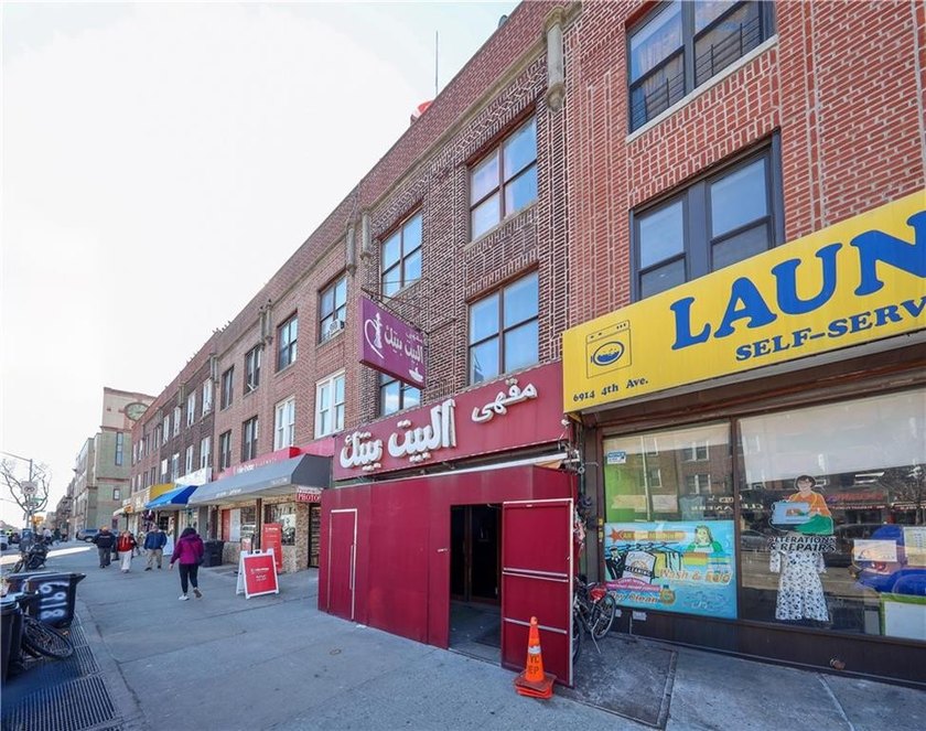 Great news for investors! Presenting a mixed-use building with - photo 3