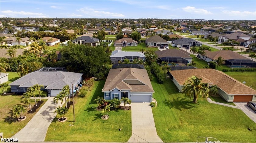 Beautifully built in 2023, this 3-bedroom plus den, 2-bath home - photo 29