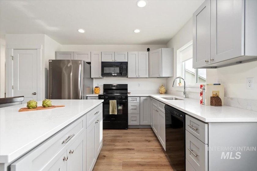 Welcome home to this better-than-new, thoughtfully designed - photo 4