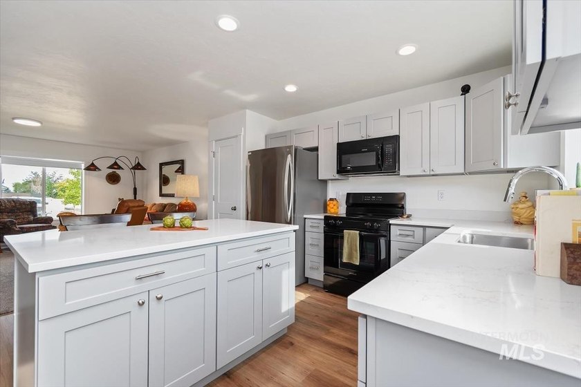 Welcome home to this better-than-new, thoughtfully designed - photo 6