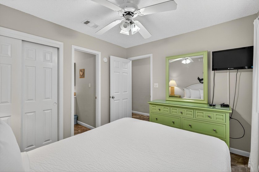 Charming 1BR/1BA condo with hallway bunks - sleeps 6! This makes - photo 4
