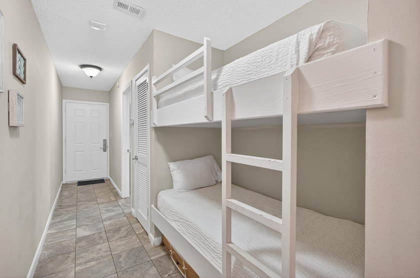 Charming 1BR/1BA condo with hallway bunks - sleeps 6! This makes - photo 10