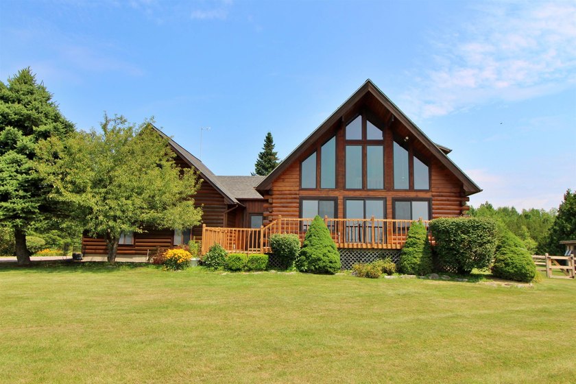Discover a one-of-a-kind Champlain Islands retreat where privacy - photo 6