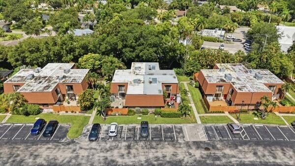 Discover this charming 2-bedroom, 2.5-bathroom condominium - photo 36