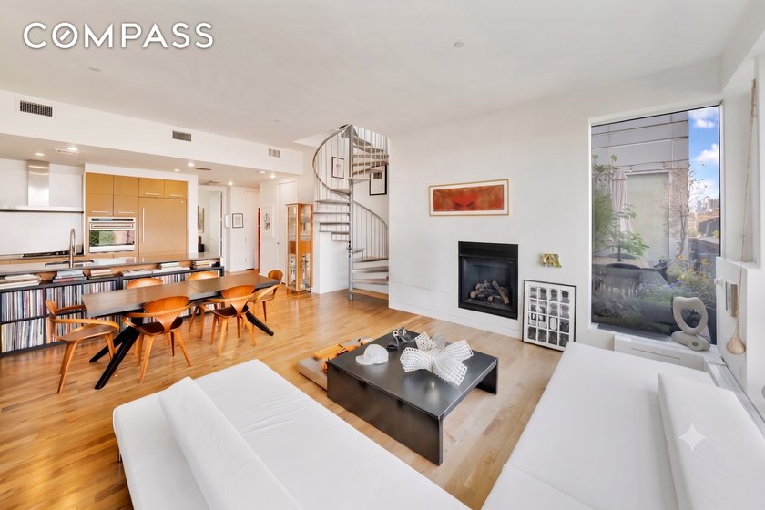PH4B is an open and airy two bedroom, two bathroom sanctuary - photo 3