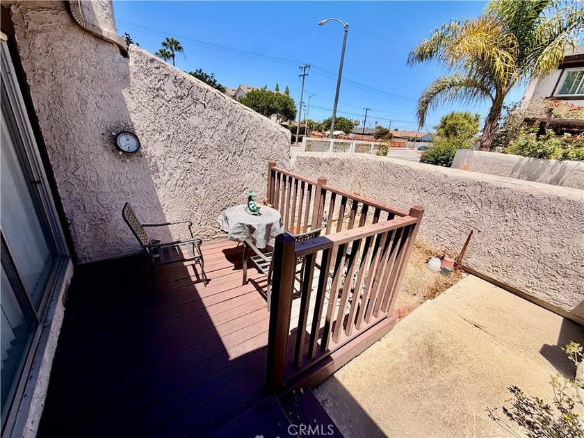Corner unit with only one common wall located within a well - photo 19