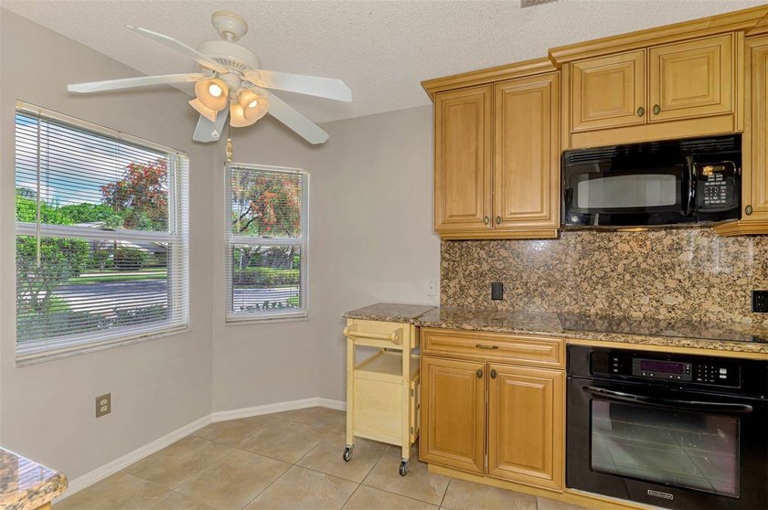 Under contract-accepting backup offers. ** STANDALONE VILLA IN - photo 7