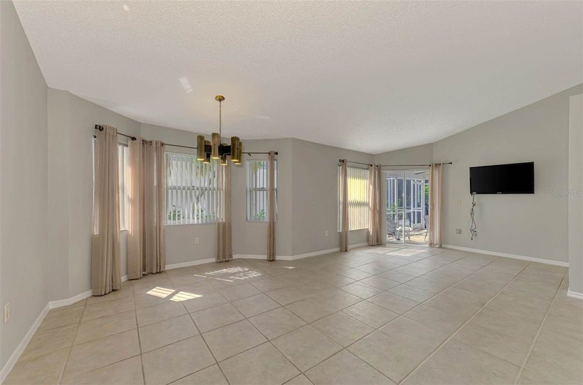 Under contract-accepting backup offers. ** STANDALONE VILLA IN - photo 8