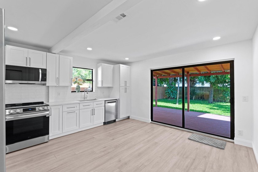 Beautifully updated East Oakland Park home with curb appeal and - photo 12