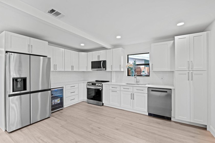 Beautifully updated East Oakland Park home with curb appeal and - photo 13