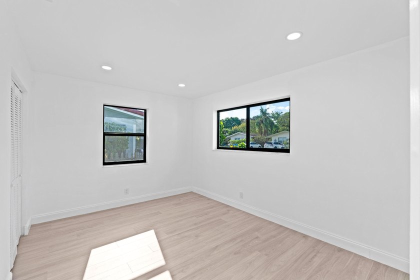 Beautifully updated East Oakland Park home with curb appeal and - photo 20