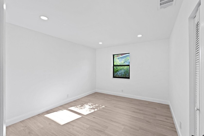 Beautifully updated East Oakland Park home with curb appeal and - photo 22