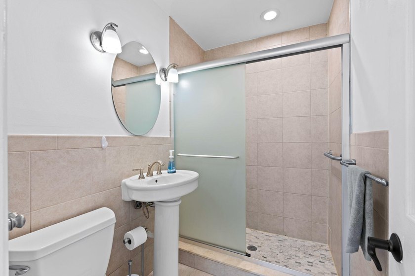 Beautifully updated East Oakland Park home with curb appeal and - photo 24