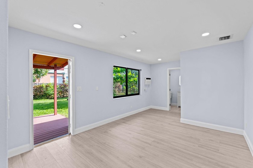Beautifully updated East Oakland Park home with curb appeal and - photo 29