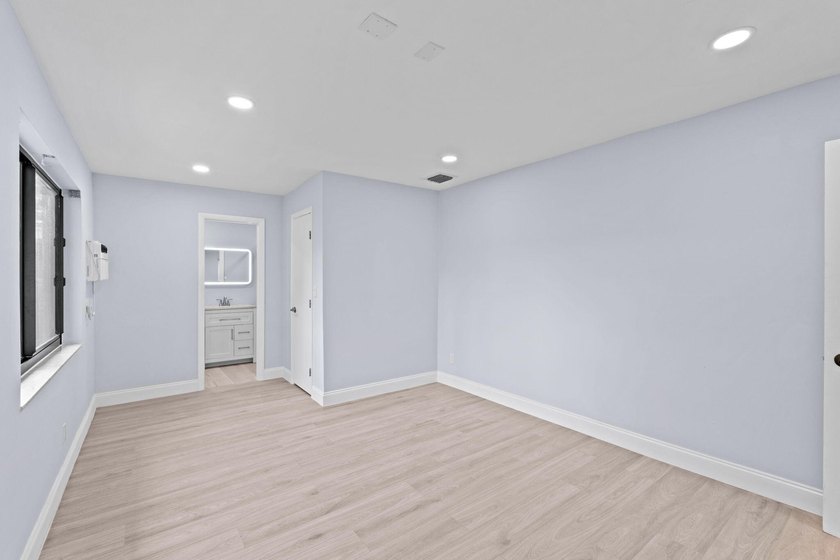 Beautifully updated East Oakland Park home with curb appeal and - photo 30