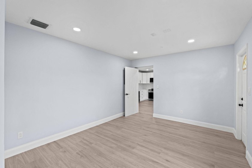 Beautifully updated East Oakland Park home with curb appeal and - photo 31