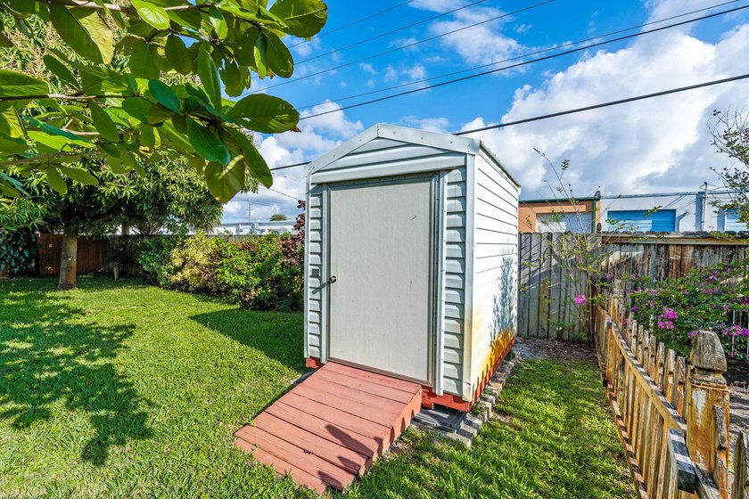 Beautifully updated East Oakland Park home with curb appeal and - photo 39