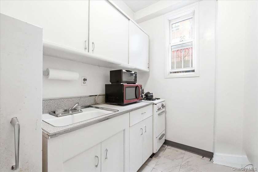 Position your practice in the heart of Forest Hills with this - photo 9