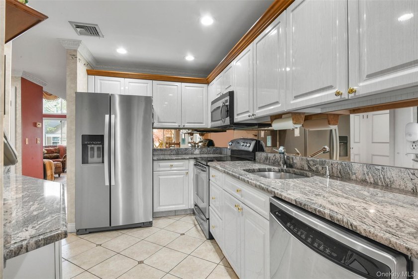 Bright and inviting townhouse offering a spacious layout that - photo 2