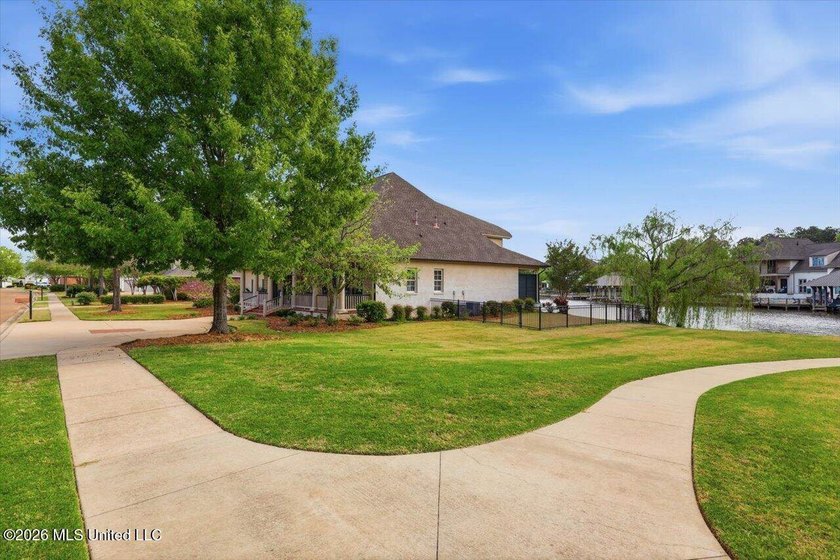 WATERFRONT! Exceptional custom-built lakefront home in Reunion - photo 3